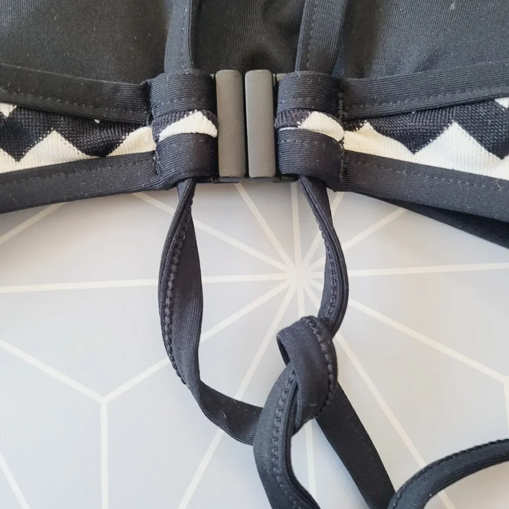 Seafolly Australia Black White Geo Chevron Stripe Bralette Knit Bikini Top Sz. 2
